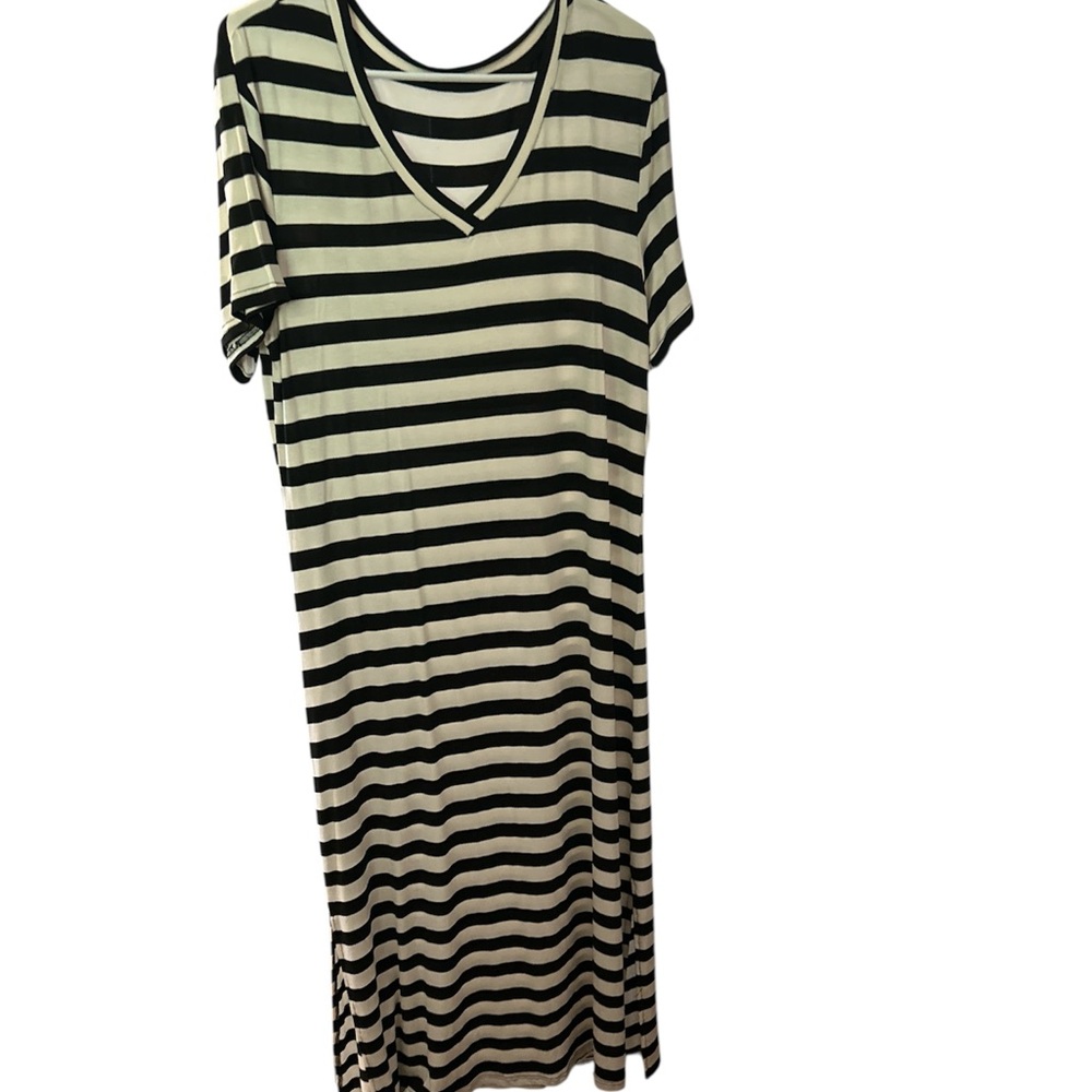 NWT Striped Black and White V-Neck Dress PTP 19.5 L 50